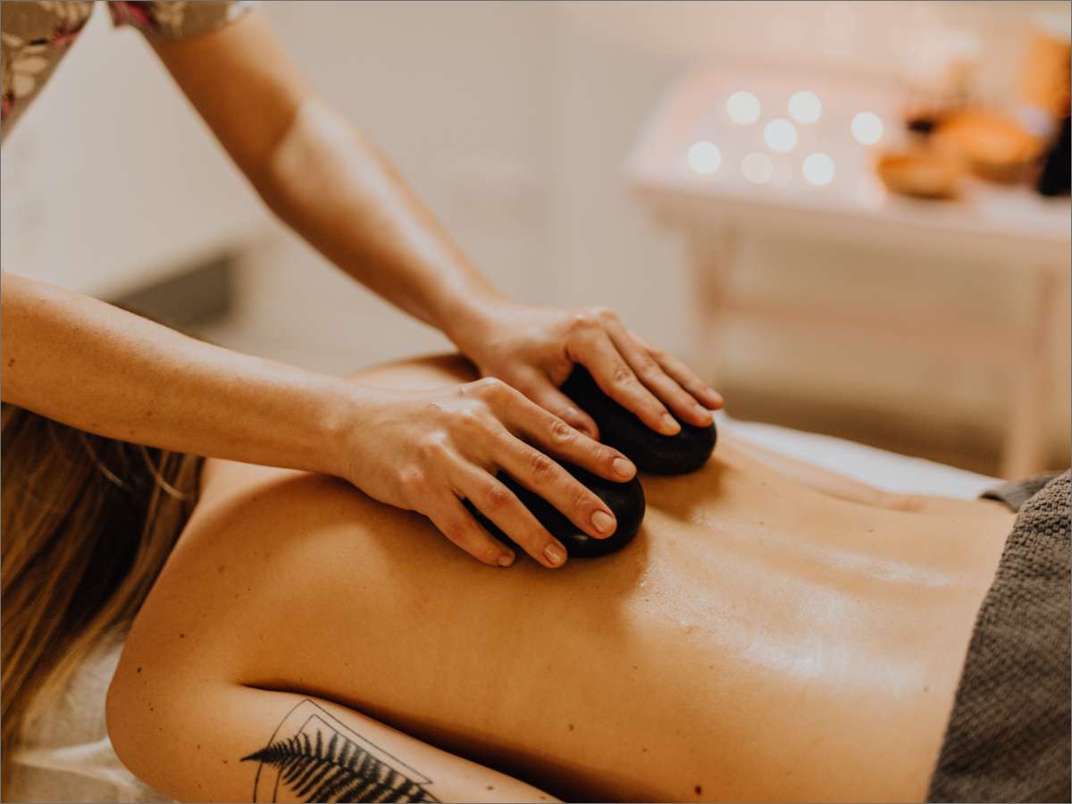 นวดประคบหินร้อน